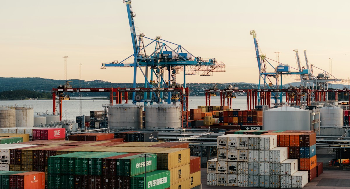Grúas y contenedores de carga para el comercio internacional