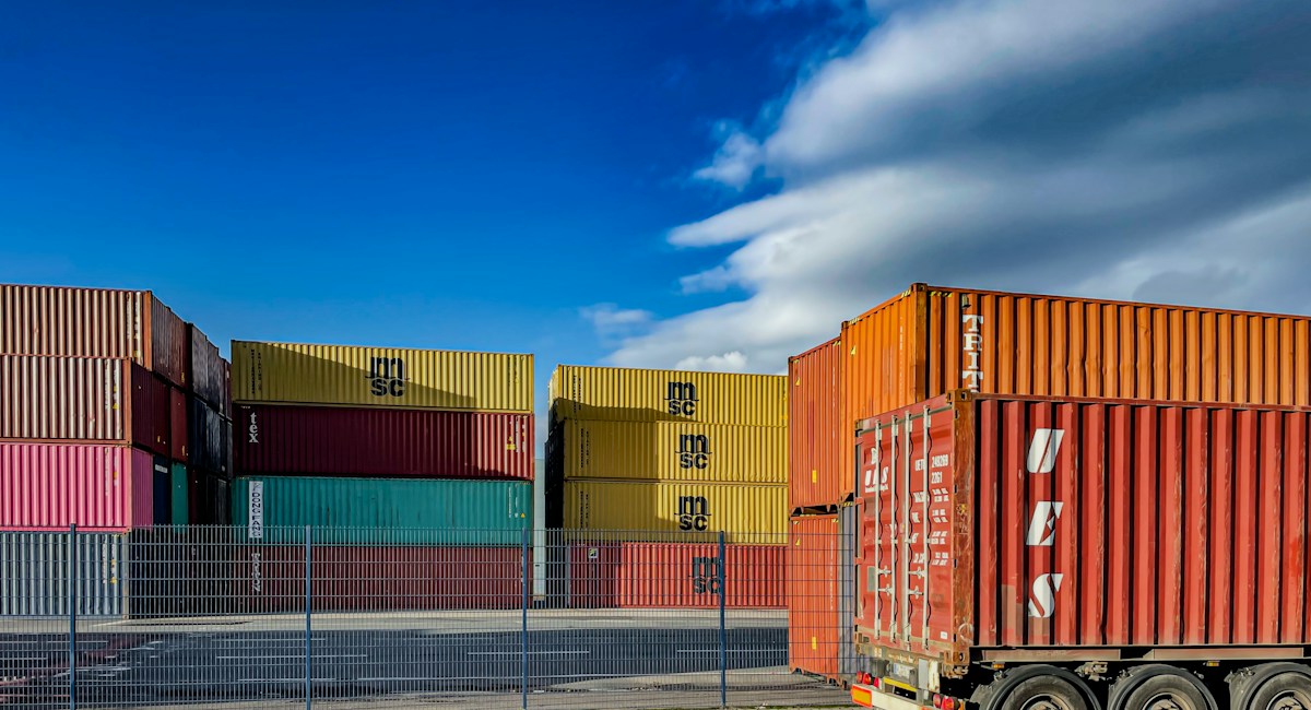 Camión con contenedor en una terminal de transporte